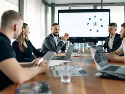 Überschätzte Marketing-Erscheinung oder echte Lösung? David Hock und Luan Freundl klären auf: So lassen sich offene Stellen von Industriebetrieben mit Social Media Recruiting wirklich besetzen - Foto: presseportal.de