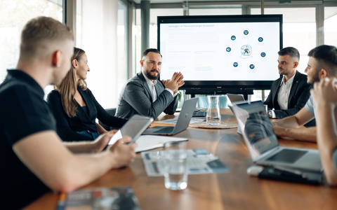 Überschätzte Marketing-Erscheinung oder echte Lösung? David Hock und Luan Freundl klären auf: So lassen sich offene Stellen von Industriebetrieben mit Social Media Recruiting wirklich besetzen - Foto: presseportal.de
