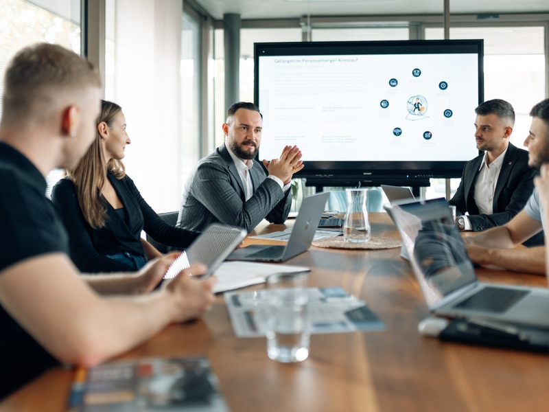 Überschätzte Marketing-Erscheinung oder echte Lösung? David Hock und Luan Freundl klären auf: So lassen sich offene Stellen von Industriebetrieben mit Social Media Recruiting wirklich besetzen - Foto: presseportal.de