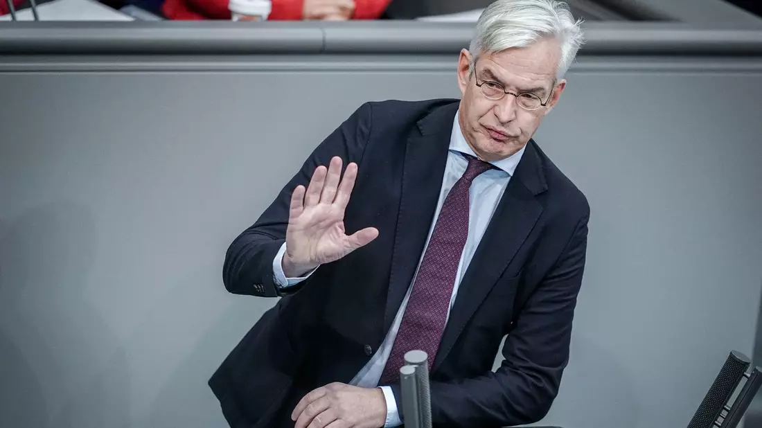 «Das ist kein guter Kompromiss für dieses Land. Es ist eher der Versuch, den Riss in ihrer Ampel zu kitten»: Mathias Middelberg von der CDU. - Bild: Kay Nietfeld/dpa