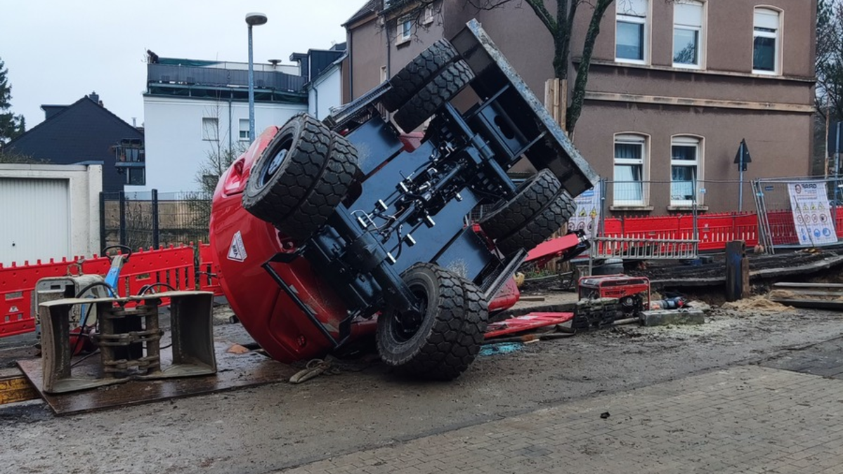FW-MH: Bagger in Baugrube - Eine leicht verletzte Person - Foto: presseportal.de