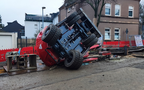 FW-MH: Bagger in Baugrube - Eine leicht verletzte Person - Foto: presseportal.de