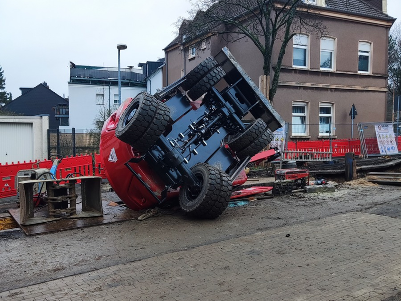 FW-MH: Bagger in Baugrube - Eine leicht verletzte Person - Foto: presseportal.de