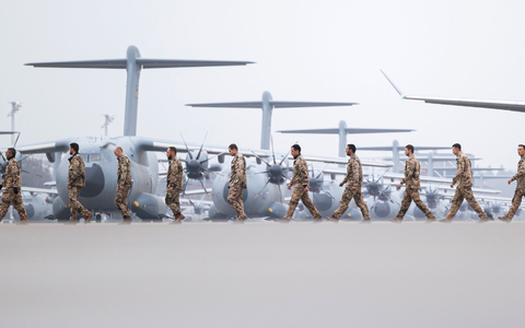 Soldaten laufen nach der Landung über das Gelände vom Fliegerhorst Wunstorf. - Foto: Michael Matthey/dpa