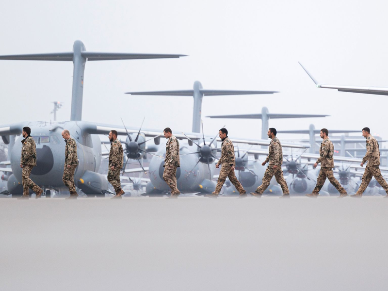 Soldaten laufen nach der Landung über das Gelände vom Fliegerhorst Wunstorf. - Foto: Michael Matthey/dpa