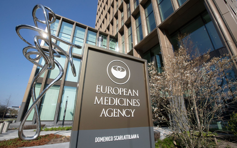 Die EU-Arzneimittelbehörde EMA in Amsterdam hat den Weg frei gemacht für die Zulassung eines Therapieansatzes auf Basis der Genscheren-Technologie. - Foto: Peter Dejong/AP/dpa