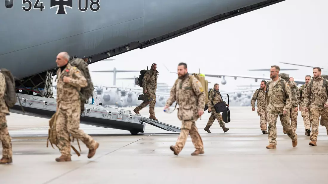Soldaten verlassen nach der Landung ein Transportflugzeug auf dem Fliegerhorst Wunstorf. - Bild: Michael Matthey/dpa