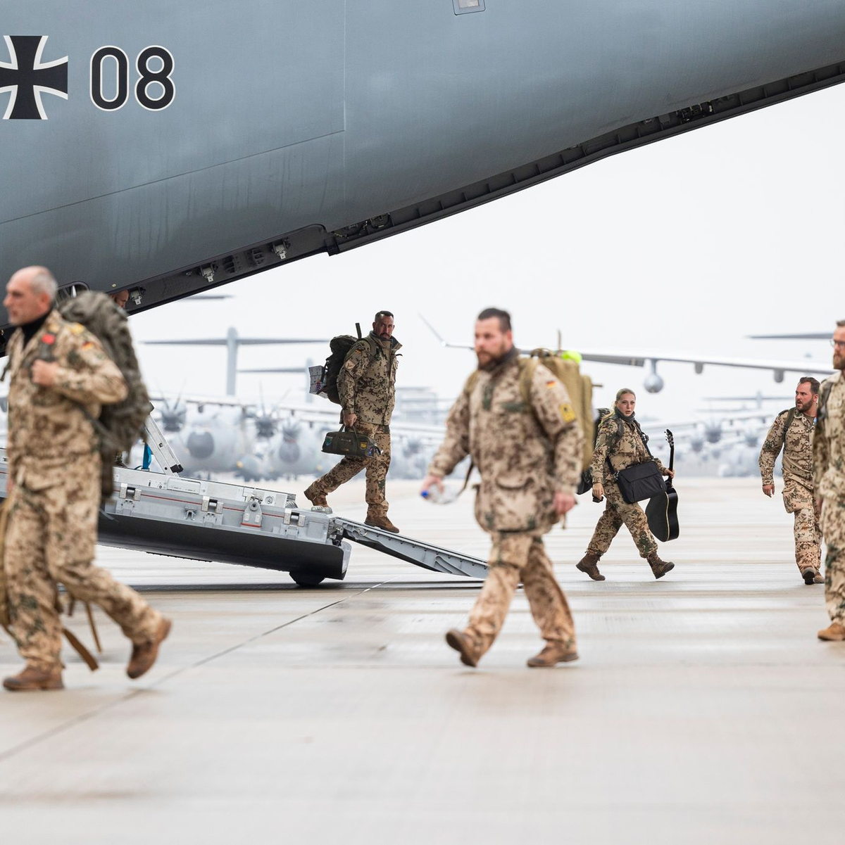Soldaten verlassen nach der Landung ein Transportflugzeug auf dem Fliegerhorst Wunstorf. - Foto: Michael Matthey/dpa