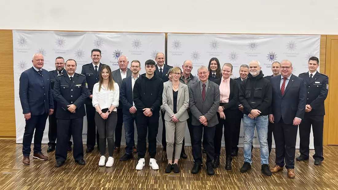 POL-OH: Polizeipräsident Tegethoff händigt Dienstausweise aus: Neue Gesichter des Freiwilligen Polizeidienst in Osthessen - Bild: presseportal.de