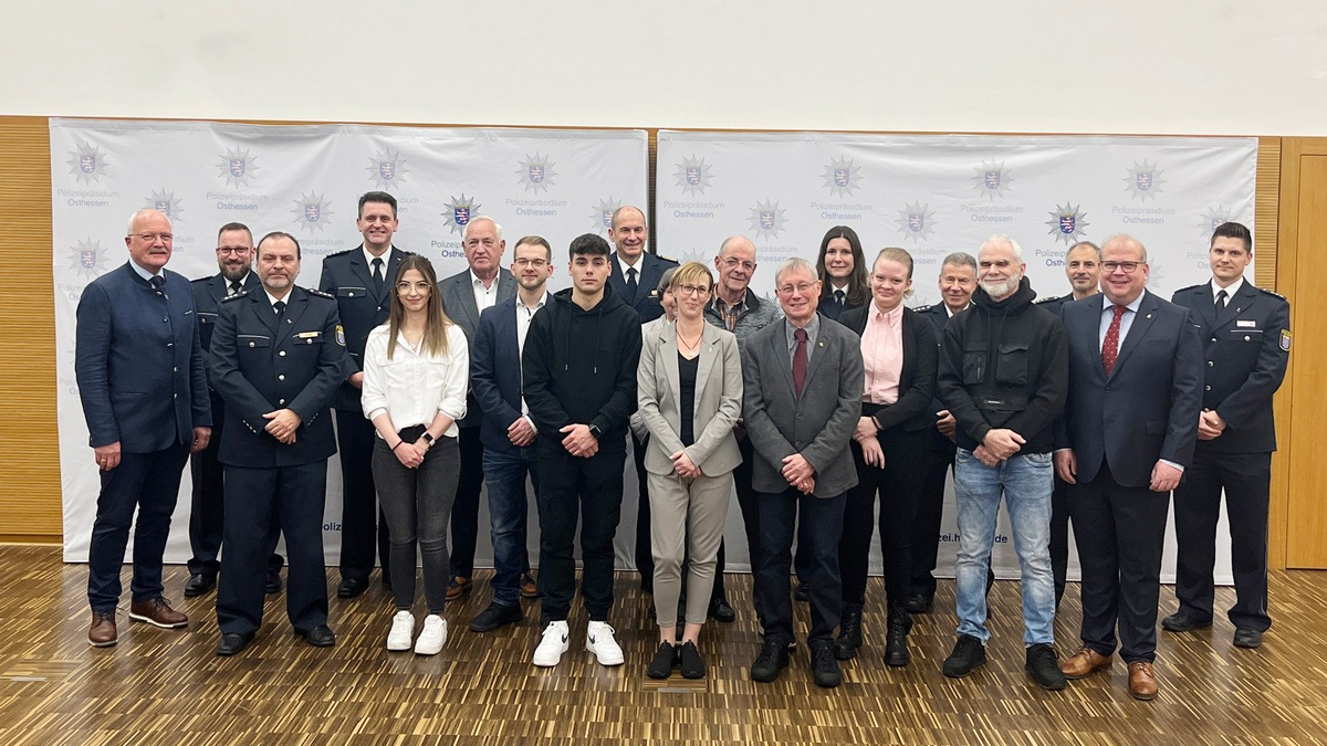 POL-OH: Polizeipräsident Tegethoff händigt Dienstausweise aus: Neue Gesichter des Freiwilligen Polizeidienst in Osthessen - Foto: presseportal.de