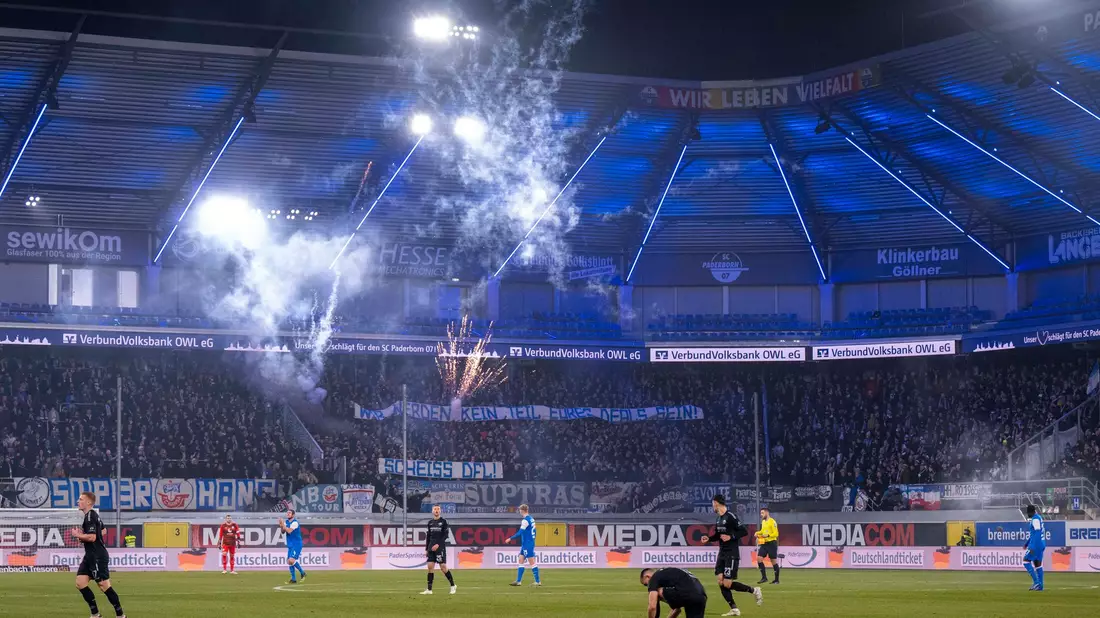 Fans von Hansa Rostock tun ihren Unmut gegen die DFL kund. - Bild: David Inderlied/dpa