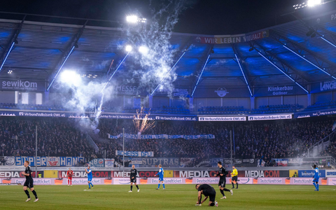 Beim Spiel zwischen dem SC Paderborn und Hansa Rostock kam es zu Ausschreitungen. - Foto: David Inderlied/dpa
