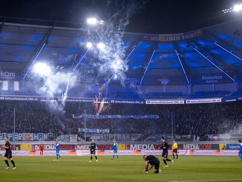 Beim Spiel zwischen dem SC Paderborn und Hansa Rostock kam es zu Ausschreitungen. - Foto: David Inderlied/dpa