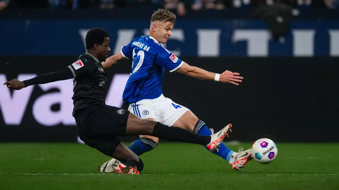 Keke Topp (r) erzielte das erste Schalker Tor gegen Fürth. - Bild: Marius Becker/dpa