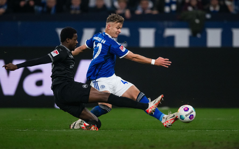 Keke Topp (r) erzielte das erste Schalker Tor gegen Fürth. - Foto: Marius Becker/dpa