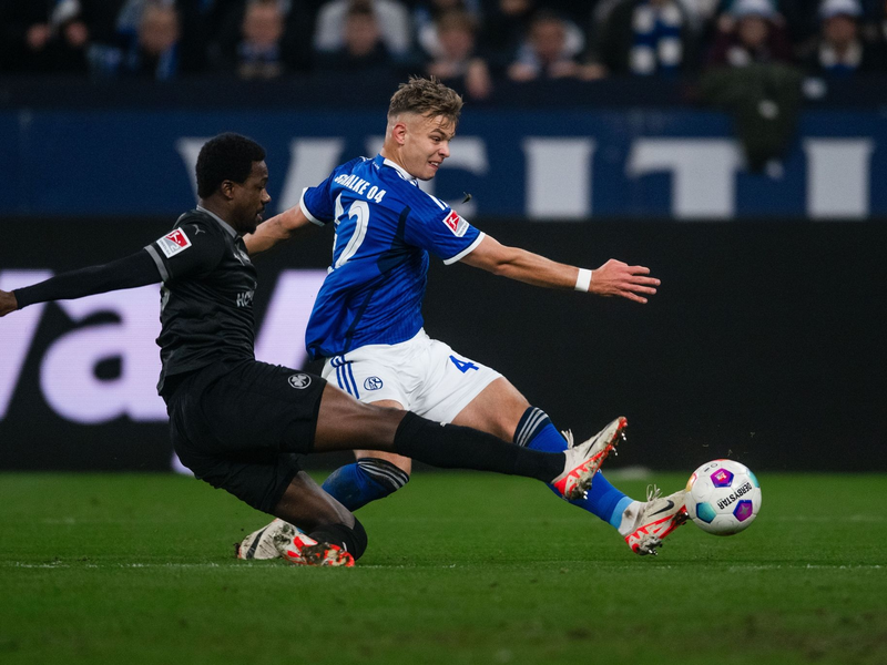Keke Topp (r) erzielte das erste Schalker Tor gegen Fürth. - Foto: Marius Becker/dpa