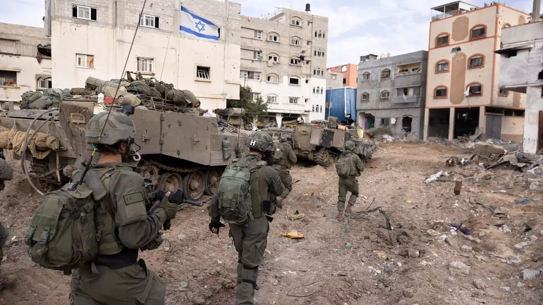 Israelische Soldaten bei einer Bodenoperation im Stadtteil Shijaiyah in Gaza-Stadt. - Bild: Moti Milrod/HAARETZ/AP/dpa