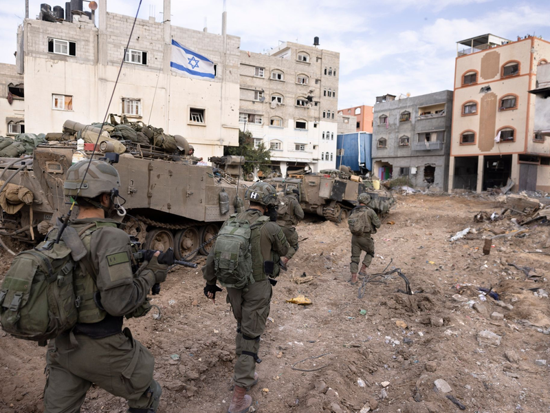 Israelische Soldaten bei einer Bodenoperation im Stadtteil Shijaiyah in Gaza-Stadt. - Foto: Moti Milrod/HAARETZ/AP/dpa