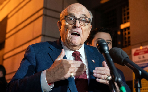 Donald Trumps Ex-Anwalt Rudy Giuliani muss sich unter anderem wegen Verschwörung und Betrug vor Gericht verantworten. - Foto: Jose Luis Magana/AP/dpa