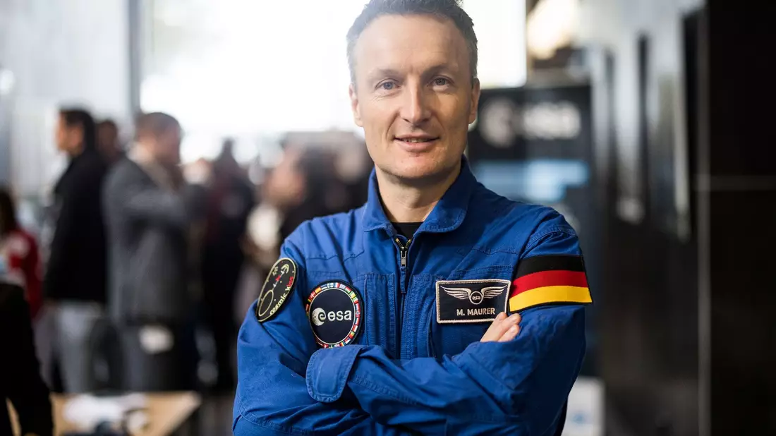 Matthias Maurer würde gerne zum Mond fliegen. - Bild: Christoph Reichwein/dpa