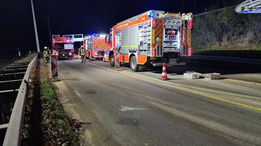 FW-BN: Asphaltfräse bricht in Versorgungsschacht ein. - Bild: presseportal.de