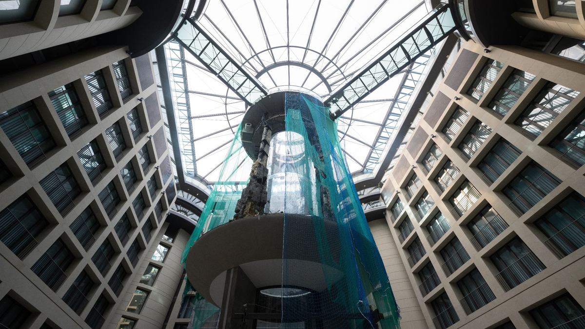 Das Riesenaquarium zerbrach am 16. Dezember 2022 in Hunderte Bruchstücke. - Foto: Sebastian Christoph Gollnow/dpa