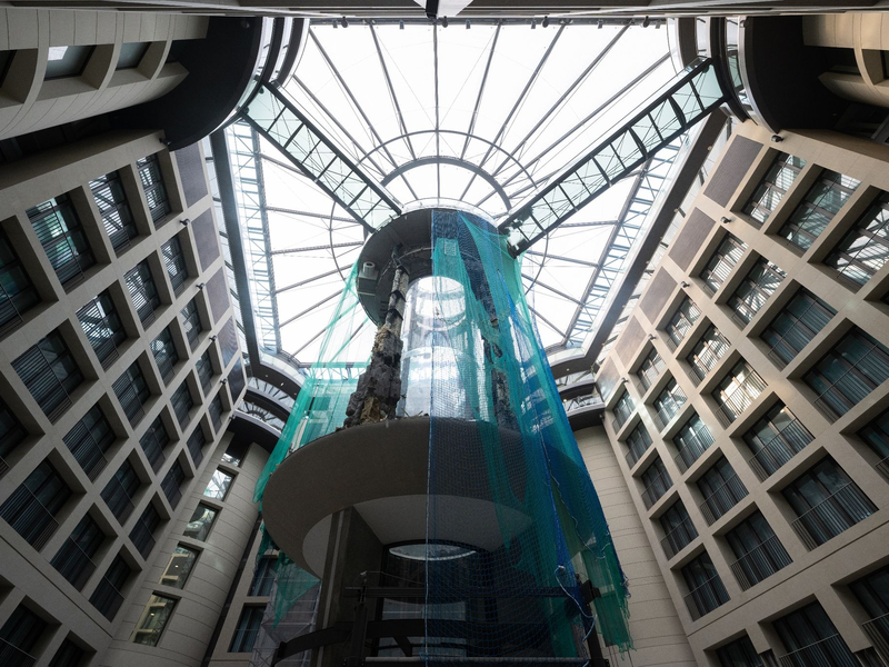 Das Riesenaquarium zerbrach am 16. Dezember 2022 in Hunderte Bruchstücke. - Foto: Sebastian Christoph Gollnow/dpa