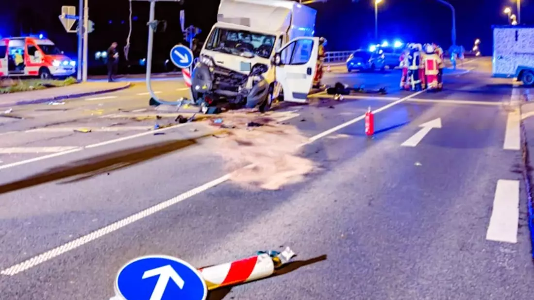 LPI-EF: Ampel von Lkw überfahren / Fahrer eingeschlafen - Bild: presseportal.de