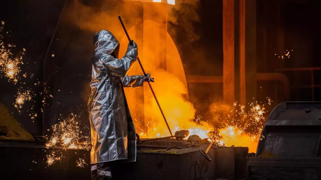 Neben einer Inflationsausgleichsprämie haben sich die Tarifparteien auf eine Erhöhung der Löhne und Gehälter um 5,5 Prozent ab dem 1. Januar 2025 geeinigt. - Bild: Rolf Vennenbernd/dpa