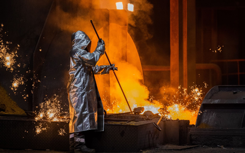 Ein Stahlarbeiter von Thyssenkrupp prüft den Roheisen am Hochofen. - Foto: Rolf Vennenbernd/dpa