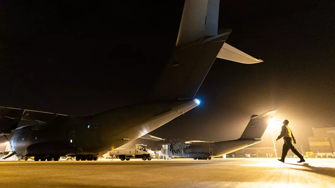 Transportflugzeuge der Bundeswehr auf dem Gelände des Fliegerhorsts Wunstorf. - Bild: Michael Matthey/dpa