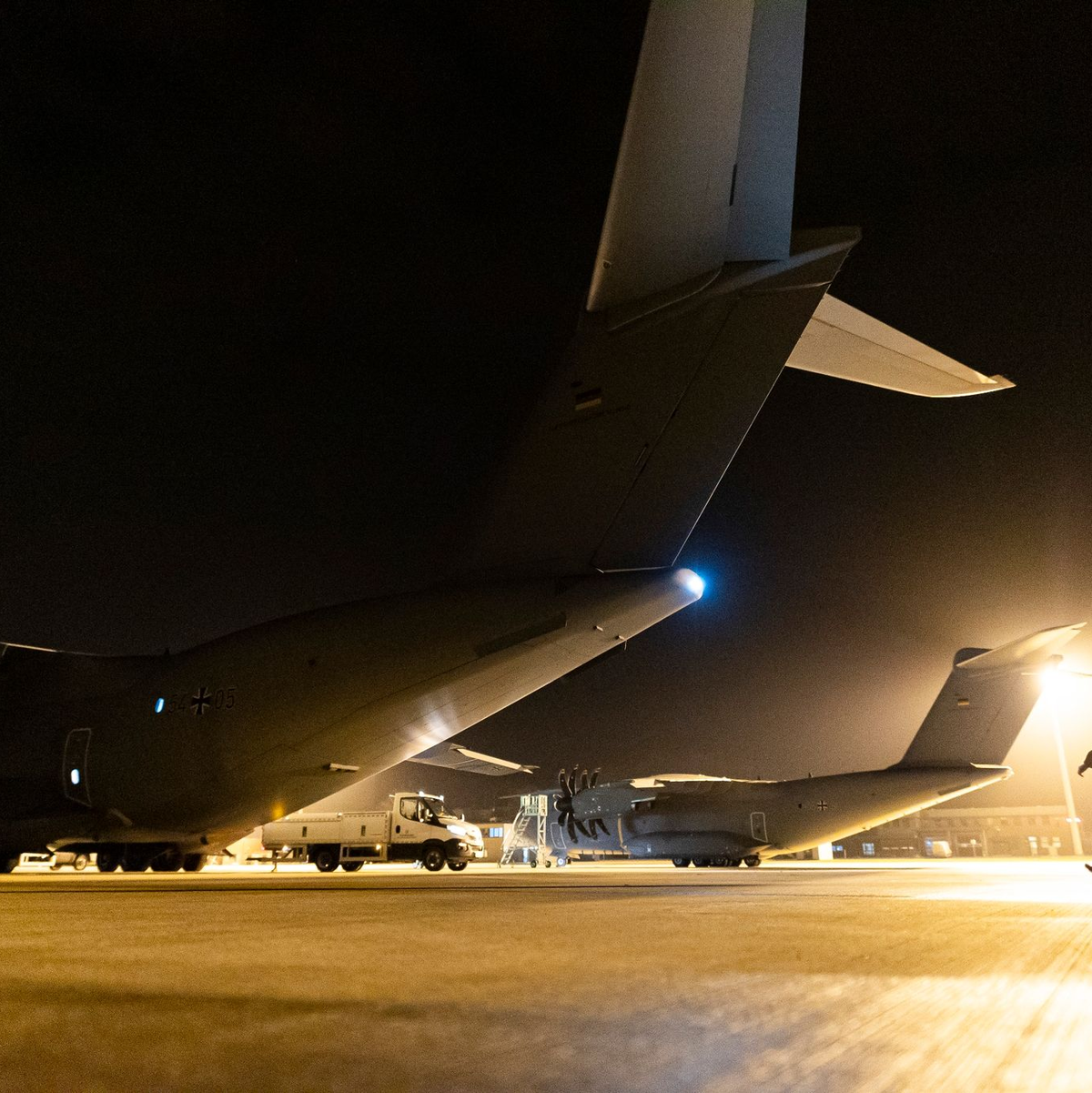 Transportflugzeuge der Bundeswehr auf dem Gelände des Fliegerhorsts Wunstorf. - Foto: Michael Matthey/dpa