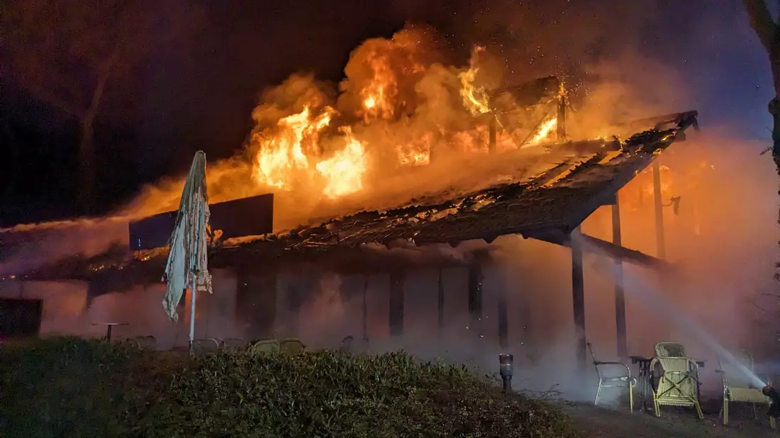 FW-ROW: Sportlerheim des Rotenburger SV fällt Flammen zum Opfer - Bild: presseportal.de