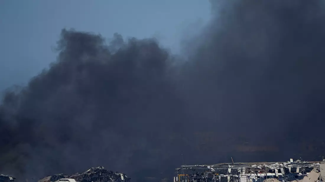 Rauch steigt nach einem israelischen Angriff im Gazastreifen auf. - Bild: Ariel Schalit/AP