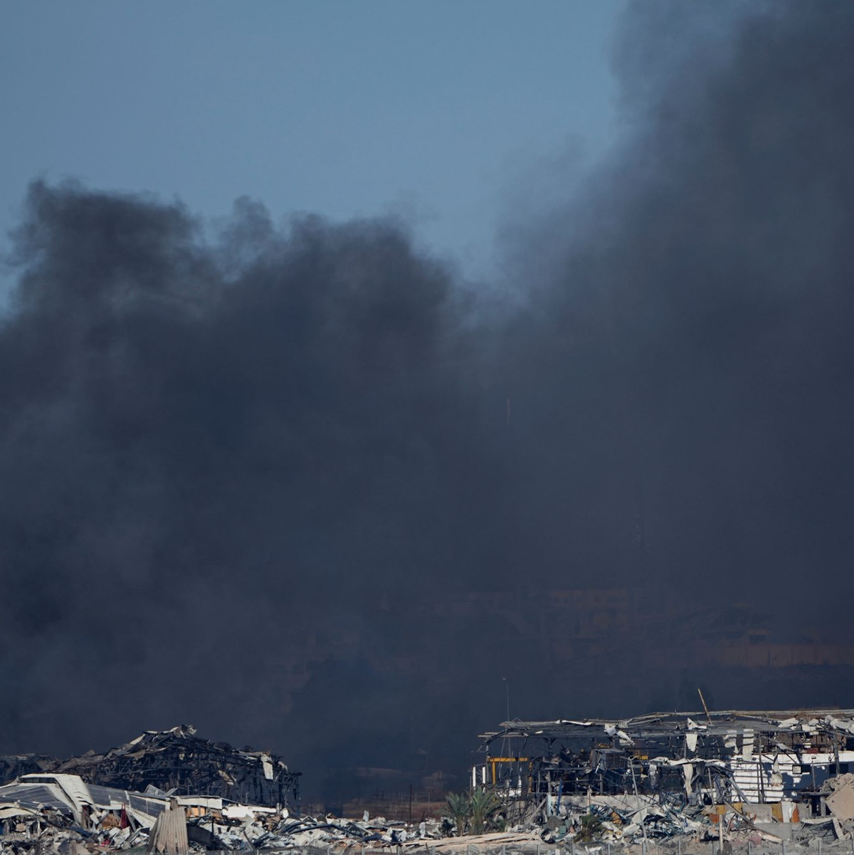Rauch steigt nach einem israelischen Angriff im Gazastreifen auf. - Foto: Ariel Schalit/AP
