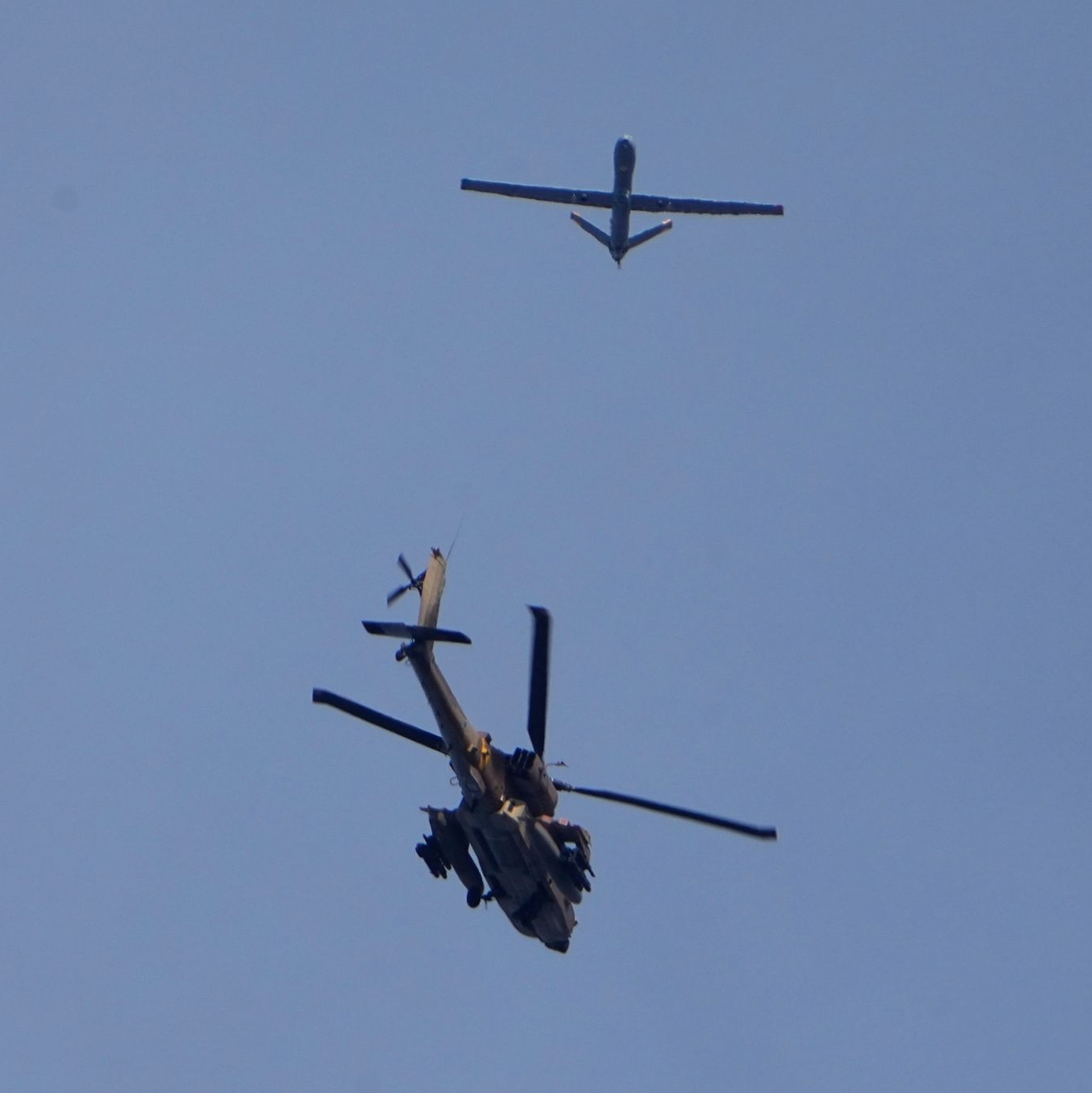 In der Nähe des Gazastreifens: ein israelischer Apache-Hubschrauber und eine Drohne. - Foto: Ariel Schalit/AP