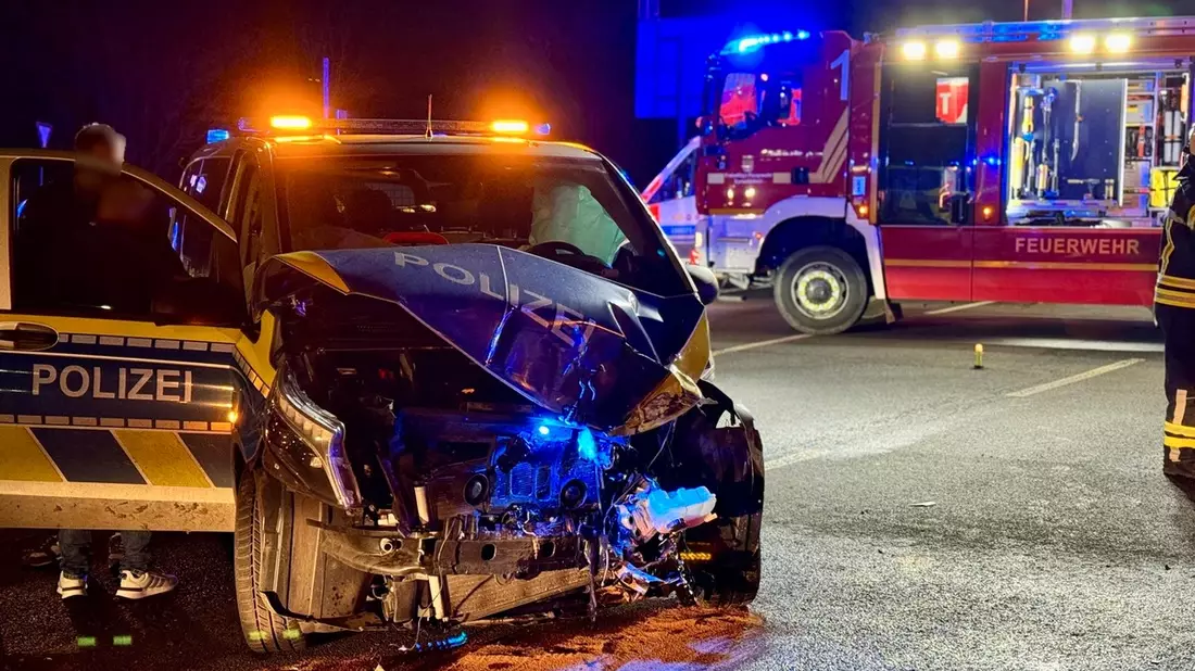 FW-EN: Verkehrsunfall zwischen Polizeifahrzeug und Linienbus - Bild: presseportal.de