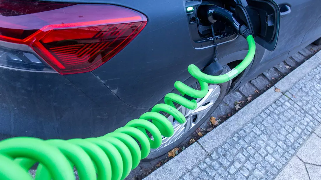 Die Förderung von Elektroautos läuft aus. - Bild: Jens Büttner/dpa