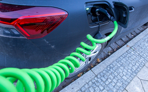 Das überraschend schnelle Ende der Kaufprämie für Elektroautos verärgert die betroffene Kunden und die Autokonzerne. - Foto: Jens Büttner/dpa