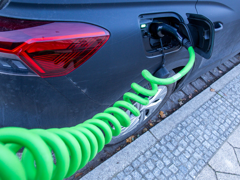 Das überraschend schnelle Ende der Kaufprämie für Elektroautos verärgert die betroffene Kunden und die Autokonzerne. - Foto: Jens Büttner/dpa