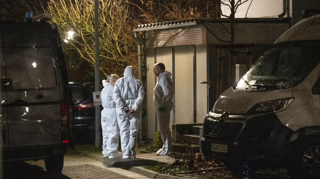 Spurensicherer der Polizei an einem Fundort von zwei Leichen in  Bietigheim-Bissingen. - Bild: Bernd Weißbrod/dpa