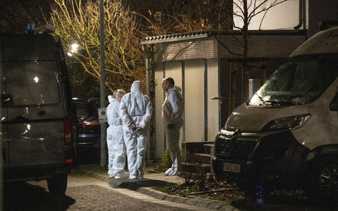 Spurensicherer der Polizei an einem Fundort von zwei Leichen in  Bietigheim-Bissingen. - Foto: Bernd Weißbrod/dpa
