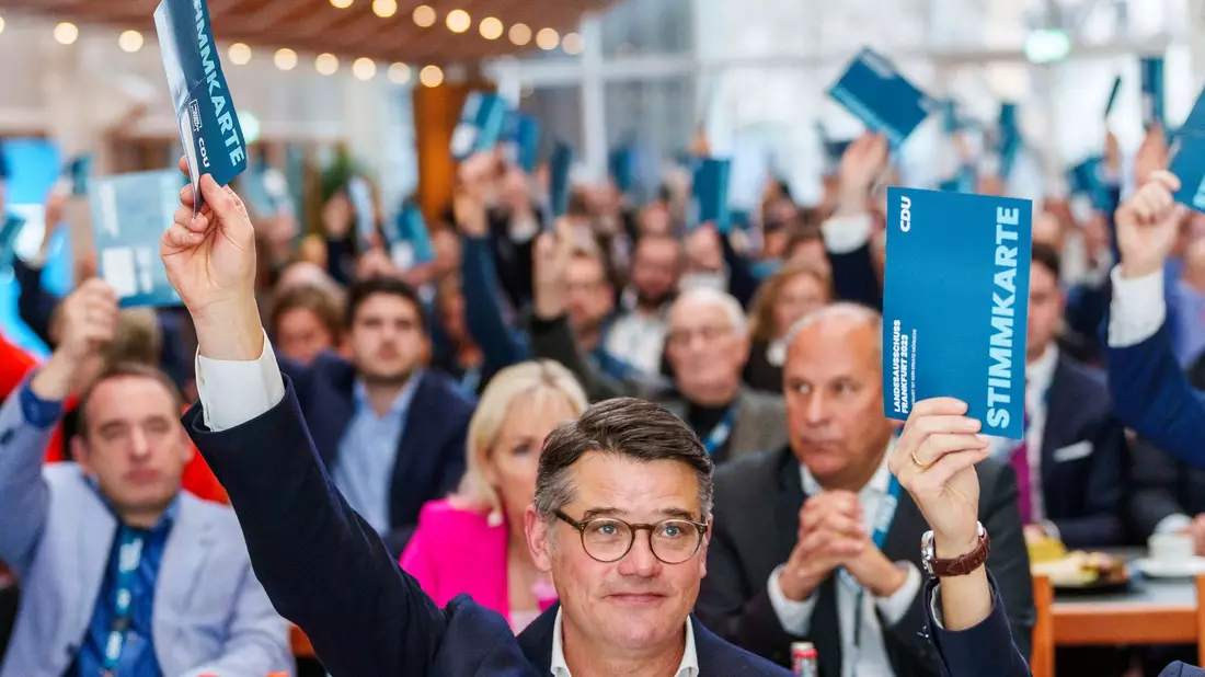 Hessens Ministerpräsident Boris Rhein votiert für den Koalitionsvertrag. - Bild: Andreas Arnold/dpa