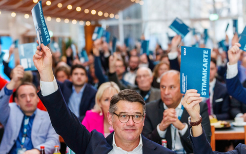 Hessens Ministerpräsident Boris Rhein votiert für den Koalitionsvertrag. - Foto: Andreas Arnold/dpa