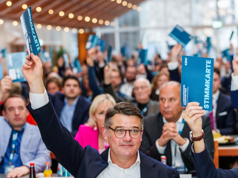 Hessens Ministerpräsident Boris Rhein votiert für den Koalitionsvertrag. - Foto: Andreas Arnold/dpa