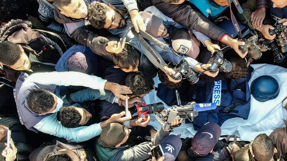 Beerdigung des getöteten Kameramanns Samer Abu Dakka. - Bild: Mustafa Thraya/dpa