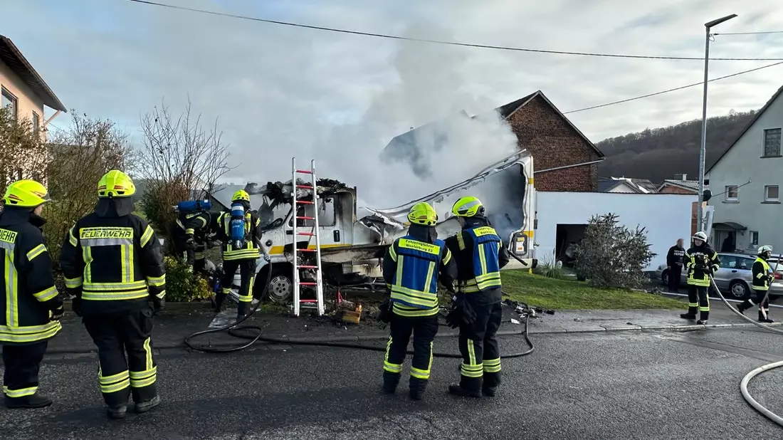 FW VG Westerburg: Wohnmobil brennt mitten in Willmenrod komplett aus - Bild: presseportal.de