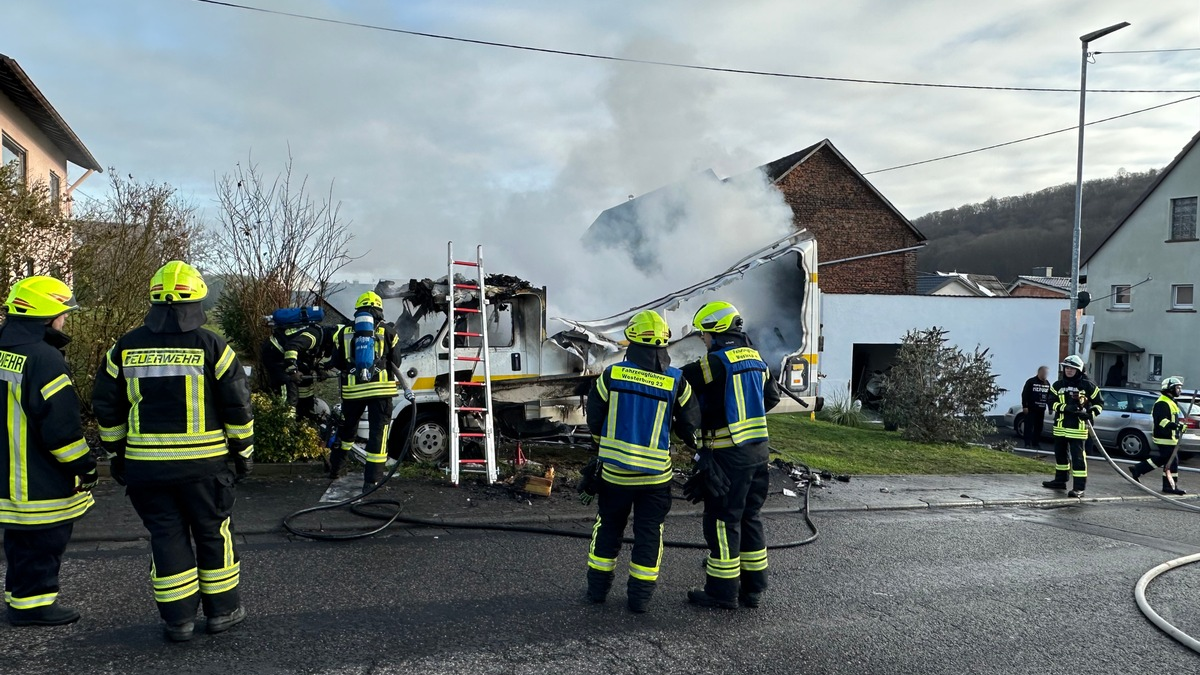 FW VG Westerburg: Wohnmobil brennt mitten in Willmenrod komplett aus - Foto: presseportal.de