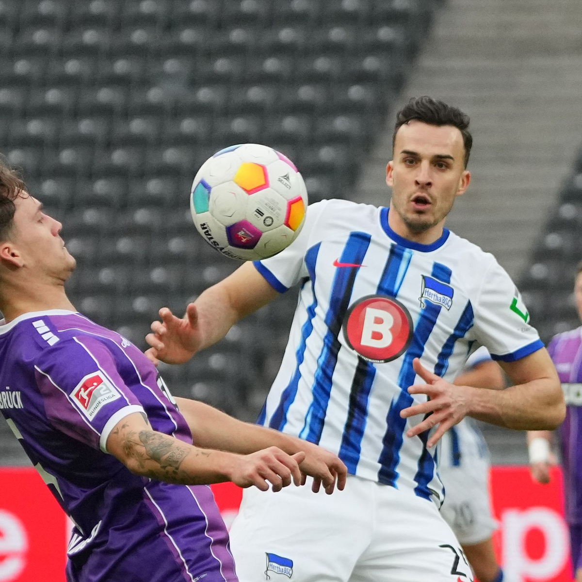 Hertha BSC um Topstürmer Haris Tabakovic (M.) blieb offensiv gegen Osnabrück zu harmlos. - Foto: Soeren Stache/dpa