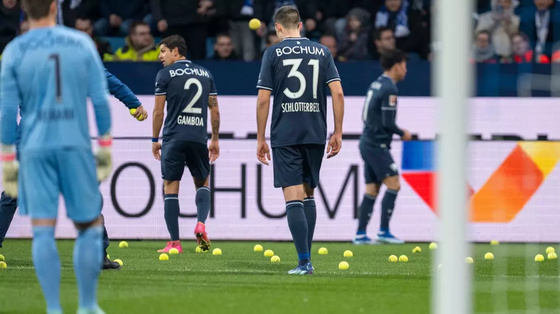 In Bochum flogen aus Protest Tennisbälle auf den Rasen. - Bild: David Inderlied/dpa